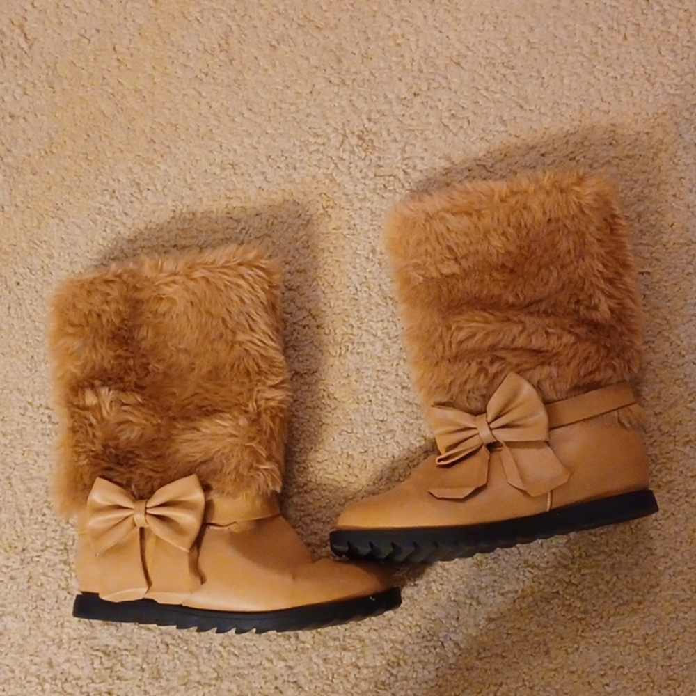 Size 9 tan colored fur boots with a bow